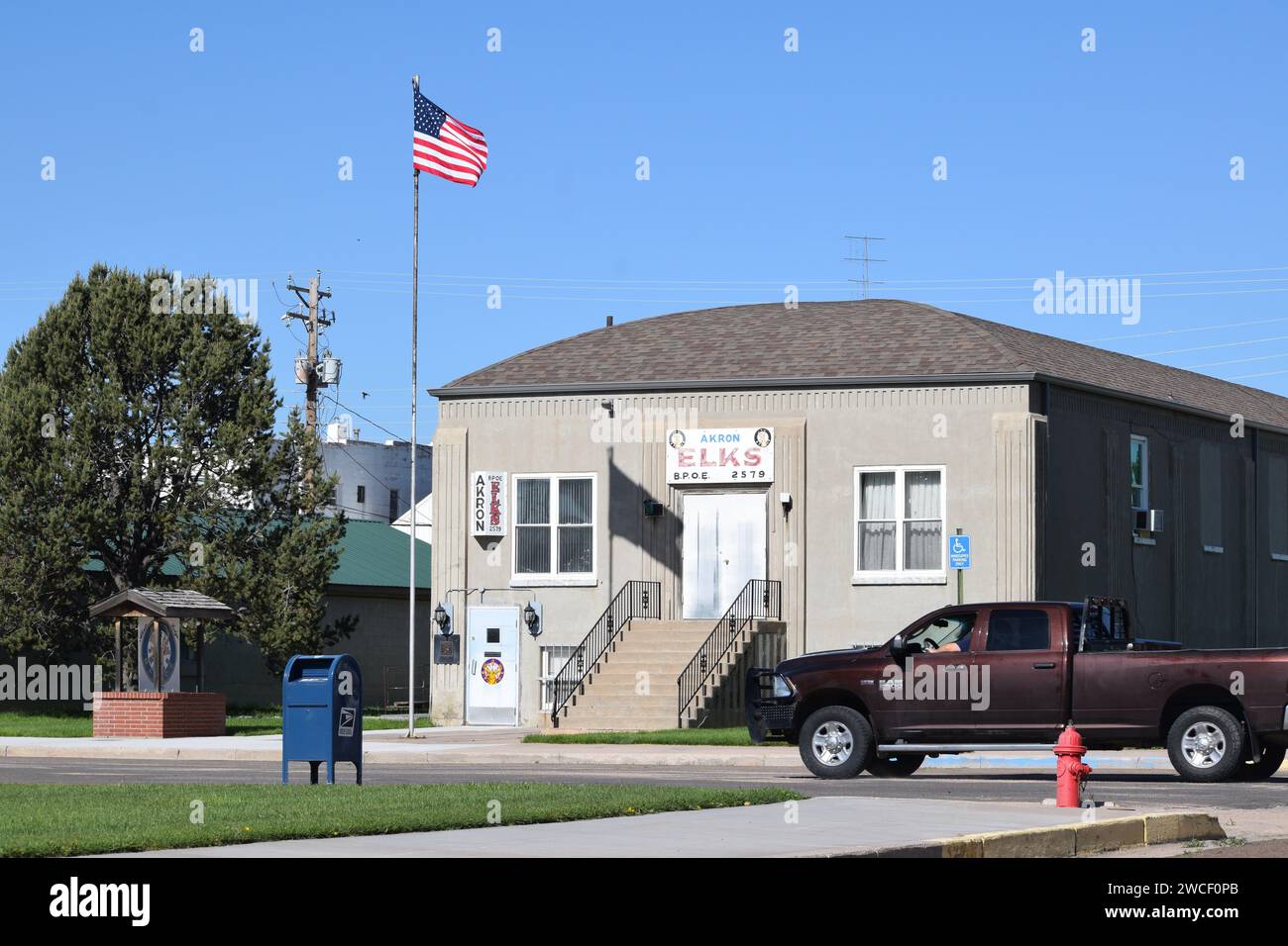 Edificio Akron Elks Lodge con bandiera americana che vola sopra il vento - giugno 2023 Foto Stock