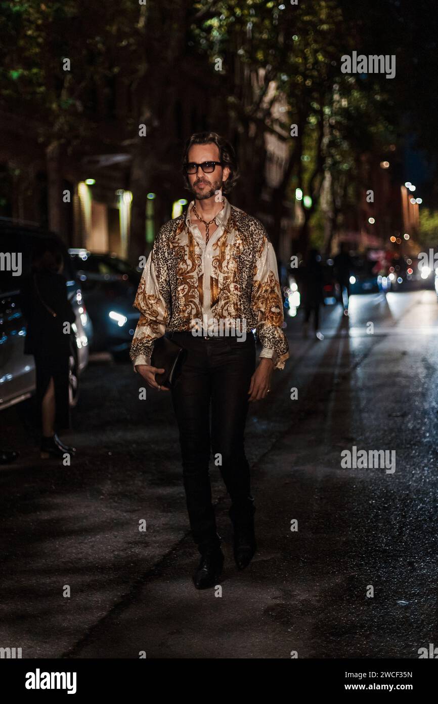 Un ospite fuori dalla sfilata Versace durante la settimana della moda di Milano abbigliamento donna Primavera/Estate 2024. Foto Stock