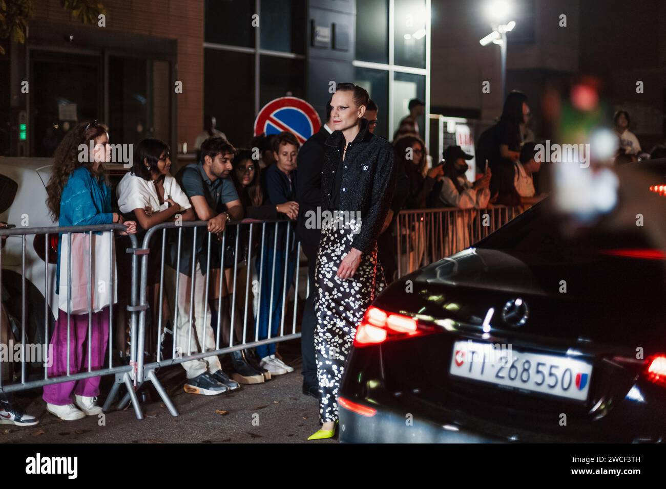Un ospite fuori dalla sfilata Versace durante la settimana della moda di Milano abbigliamento donna Primavera/Estate 2024. Foto Stock