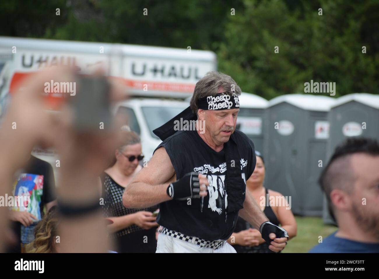 Un fan di Trick molto affascinante balla a buon mercato prima che Cheap Trick suona un concerto a Sherman Texas il 3 luglio 2023 Foto Stock