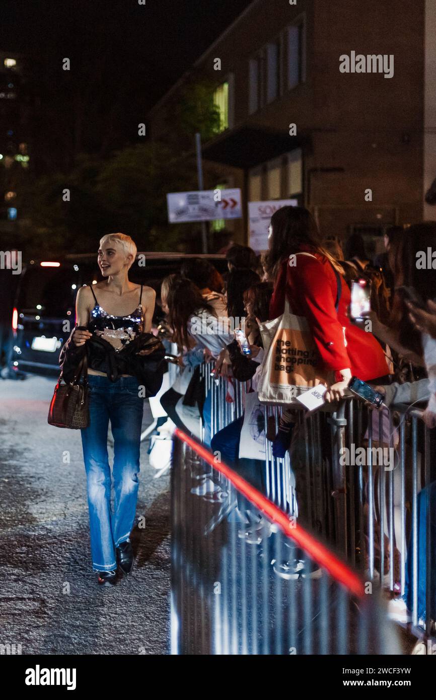 Un modello fuori dalla sfilata Versace durante la settimana della moda di Milano abbigliamento donna Primavera/Estate 2024. Foto Stock