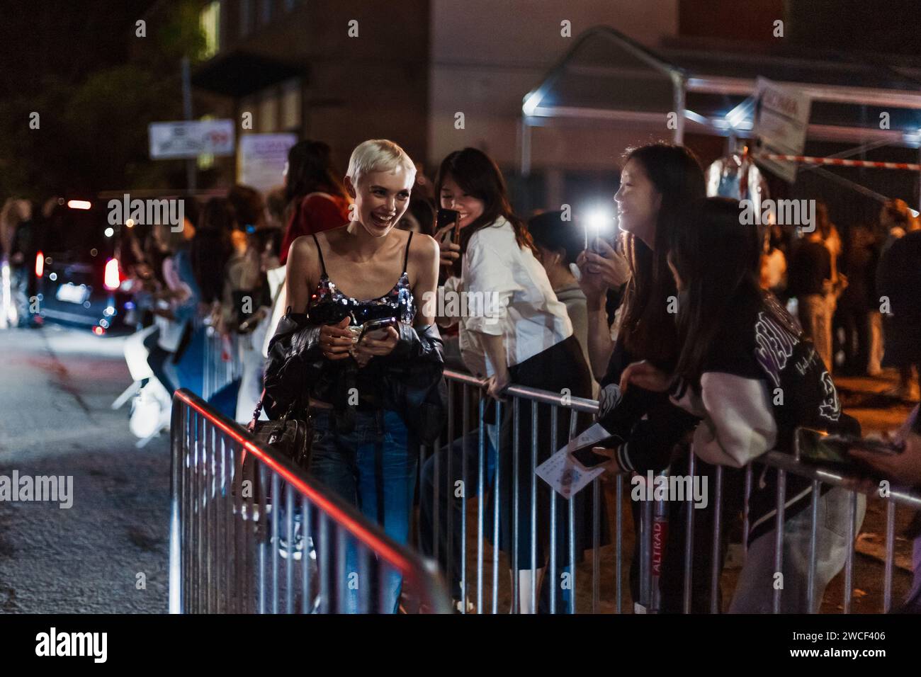 Un modello fuori dalla sfilata Versace durante la settimana della moda di Milano abbigliamento donna Primavera/Estate 2024. Foto Stock