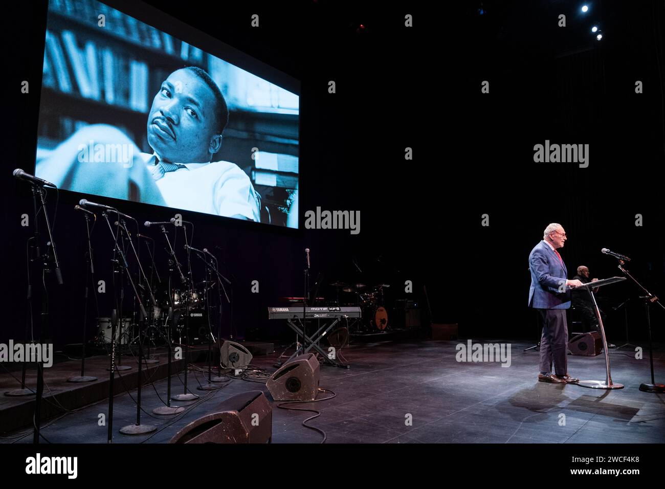 Il senatore Charles Schumer parla durante il tributo di Martin Luther King Jr. Alla Brooklyn Academy of Music di New York il 15 gennaio 2024 Foto Stock