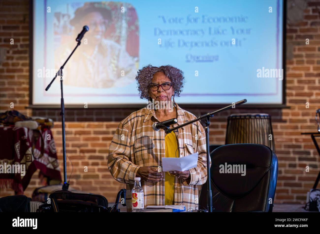Ethel Long-Scott, direttore esecutivo del Women's Economic Agenda Project, parla ad un evento pubblico del giorno di Martin Luther King presso il Gen. Gomez Arts Center. Foto Stock