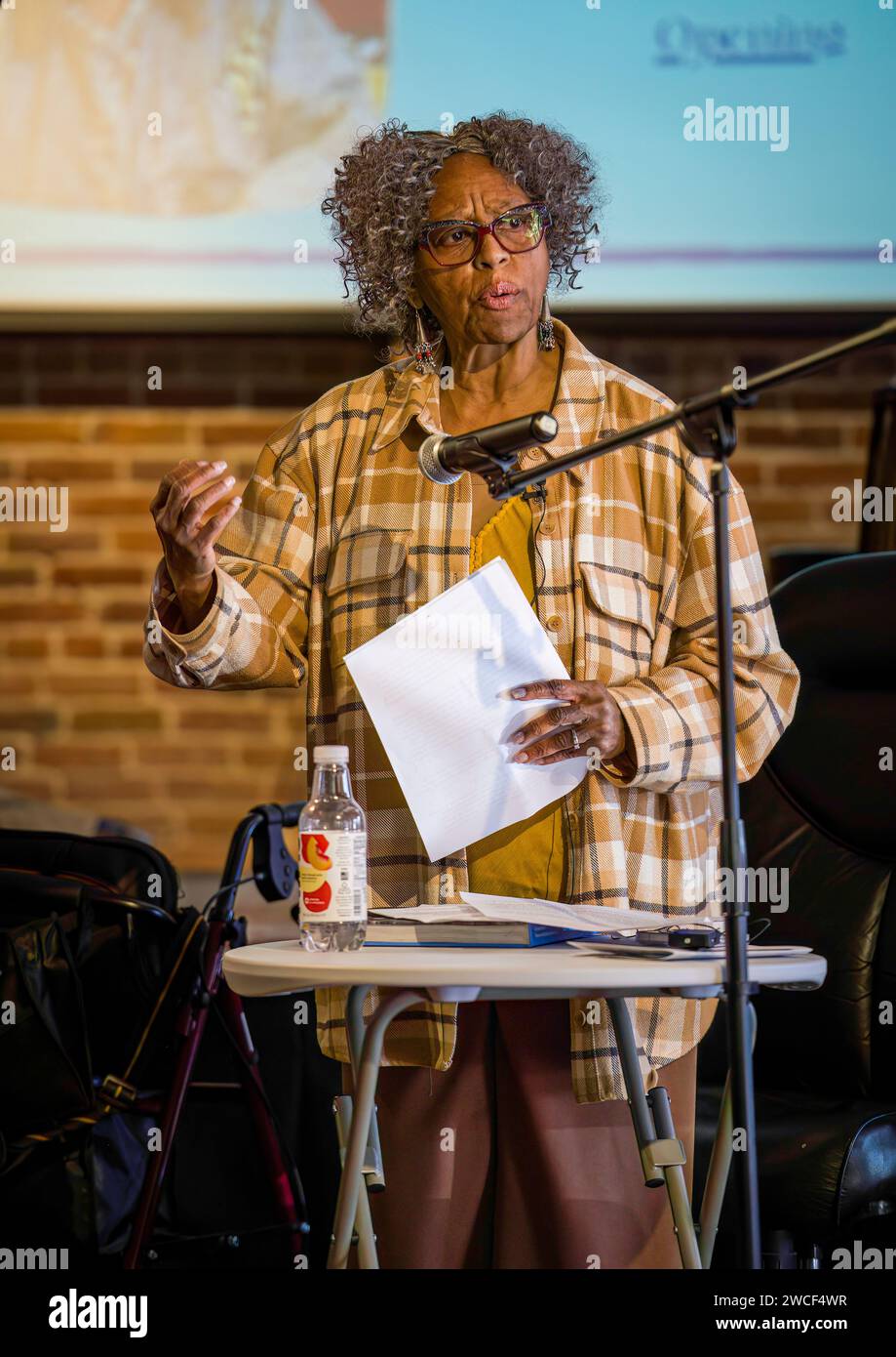 Ethel Long-Scott, direttore esecutivo del Women's Economic Agenda Project, parla a un evento pubblico del Martin Luther King Day. Foto Stock