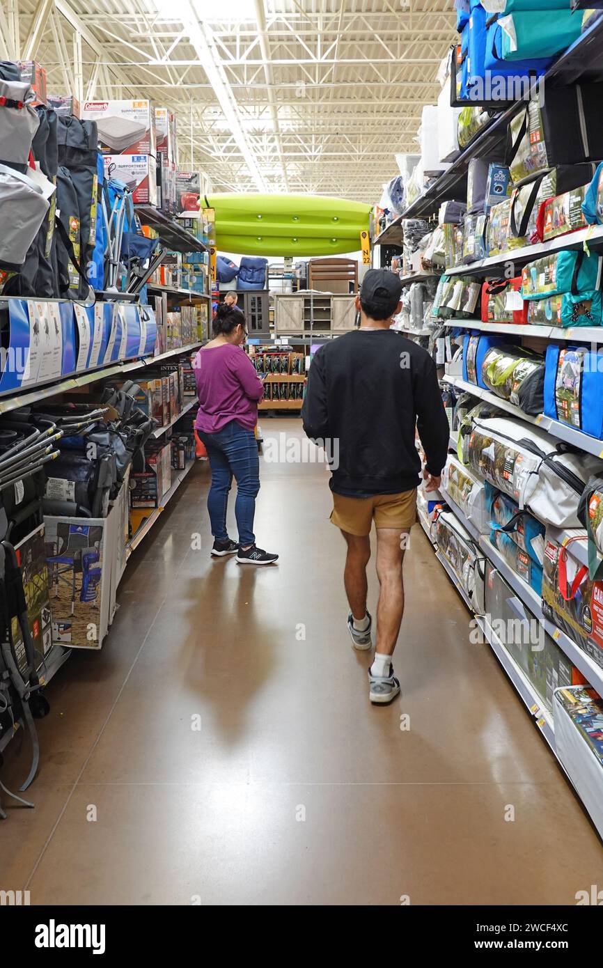 Gen Z uomo e madre che navigano in una corsia al Walmart - novembre 2023 Foto Stock