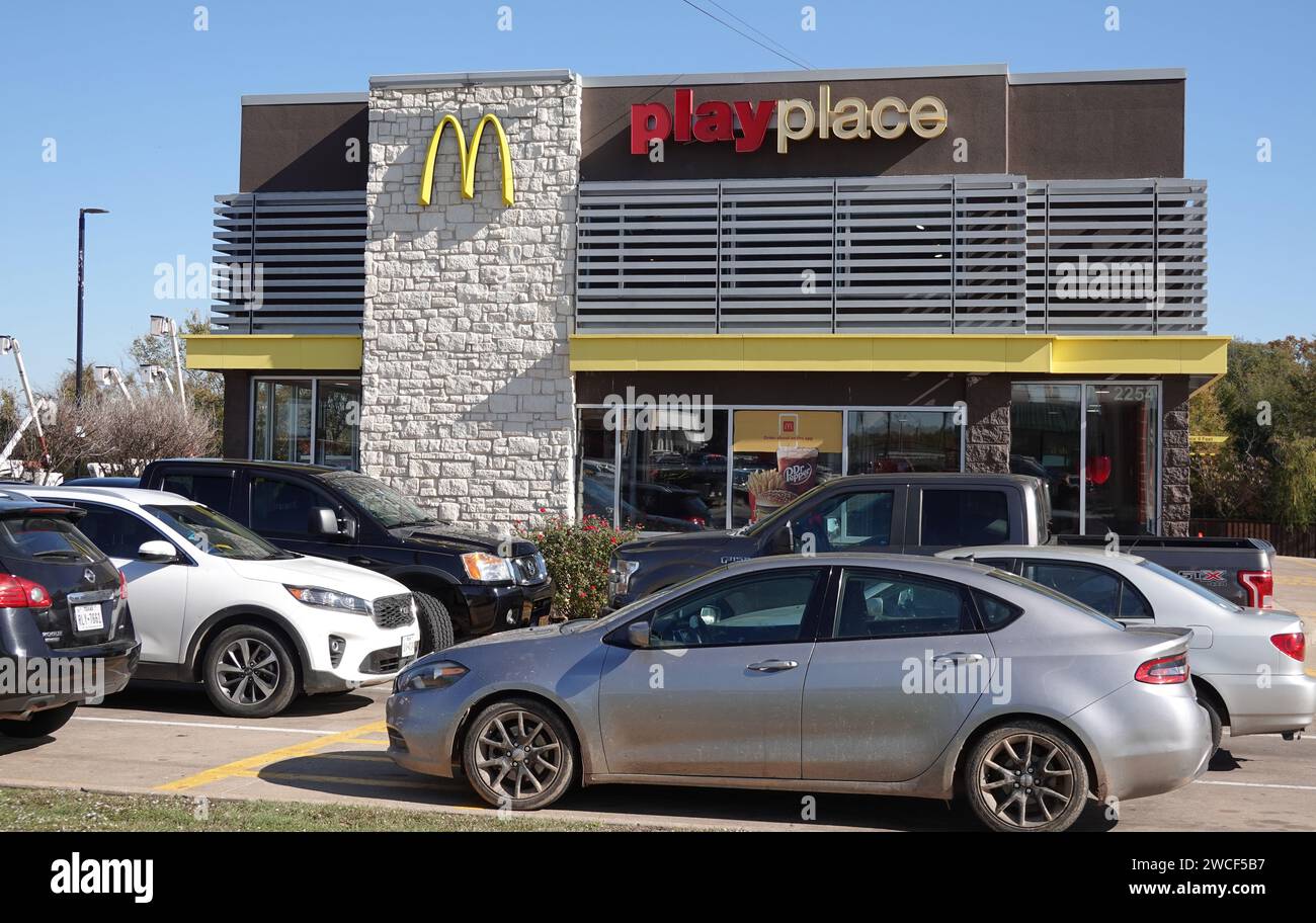 Auto parcheggiate di fronte a un ristorante McDonald's - novembre 2023 Foto Stock