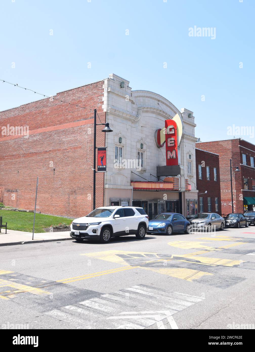 Auto parcheggiate di fronte al Gem Theater nello storico 18th e Vine District a Kansas City Missouri - maggio 2023 Foto Stock