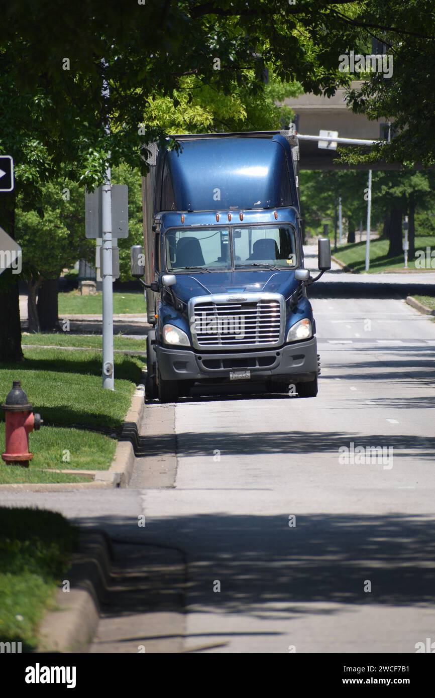 Un semicamion parcheggiato sul Paseo, rivolto a sud, a Kansas City, Missouri - maggio 2023 Foto Stock