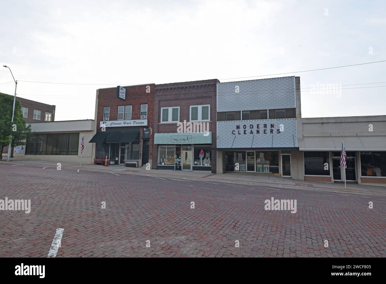 Piccole imprese su Norris Avenue la mattina presto nel centro di McCook Nebraska - maggio 2023 Foto Stock