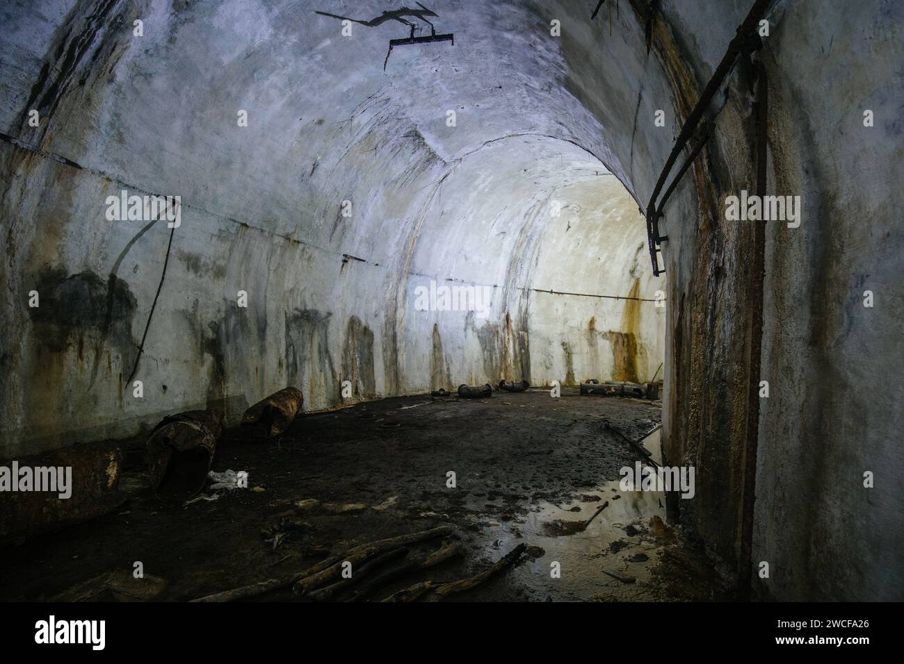 Tunnel buio nel vecchio bunker sotterraneo. Foto Stock