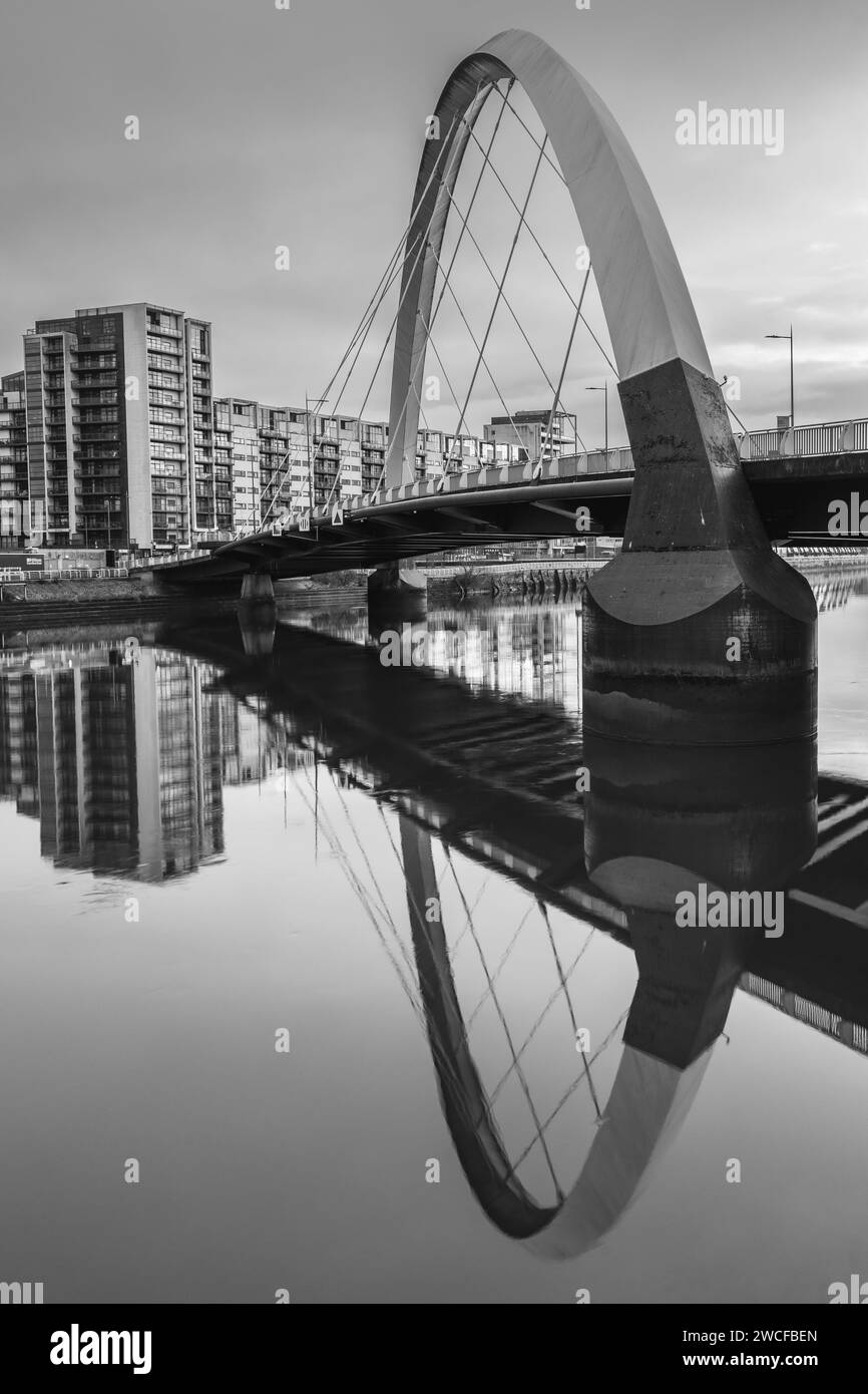 Glasgow con il Clyde Arch Bridge sul fiume Clyde, Glasgow, Scozia, 3 gennaio 2024 Foto Stock