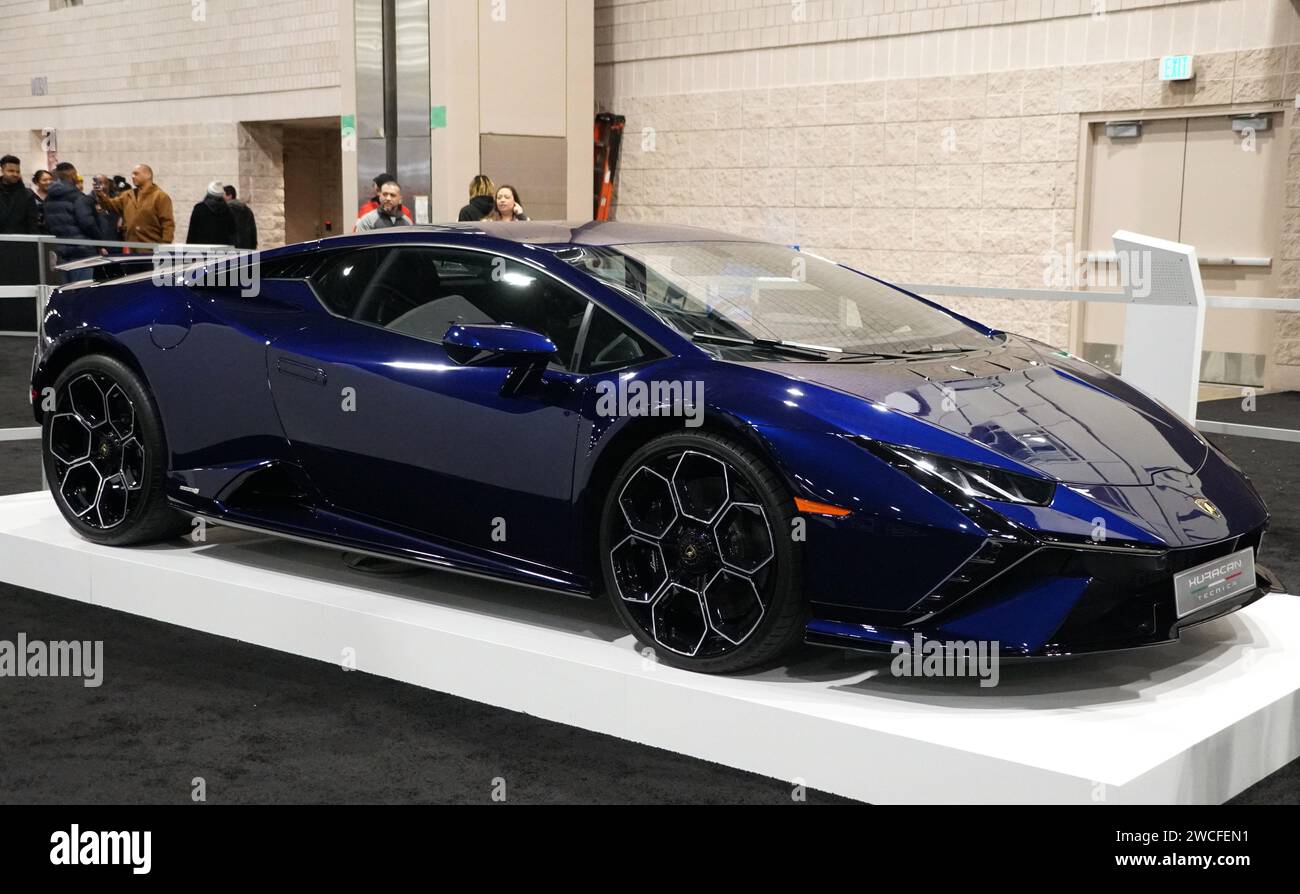 Philadelphia, Pennsylvania, U.S.A - 14 gennaio 2024 - Una Lamborghini Huracan tecnica del 2023 blu scuro Foto Stock