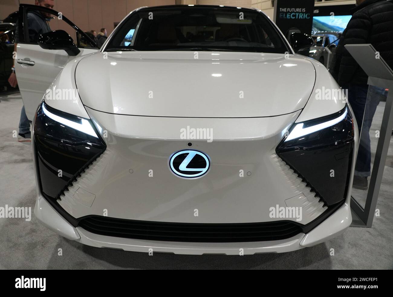 Philadelphia, Pennsylvania, U.S.A - 14 gennaio 2024 - la vista frontale del colore perlato bianco del SUV crossover completamente elettrico Lexus RZ 450e del 2024 Foto Stock