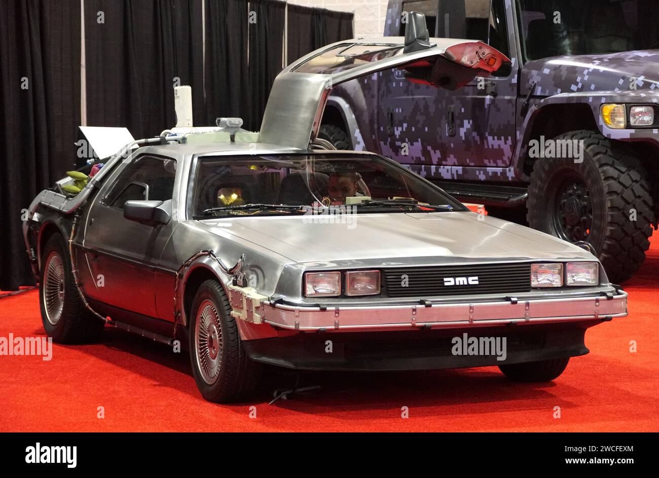 Philadelphia, Pennsylvania, U.S.A - 14 gennaio 2024 - l'auto DMC DeLorean d'argento usata nel film Back to the Future Foto Stock
