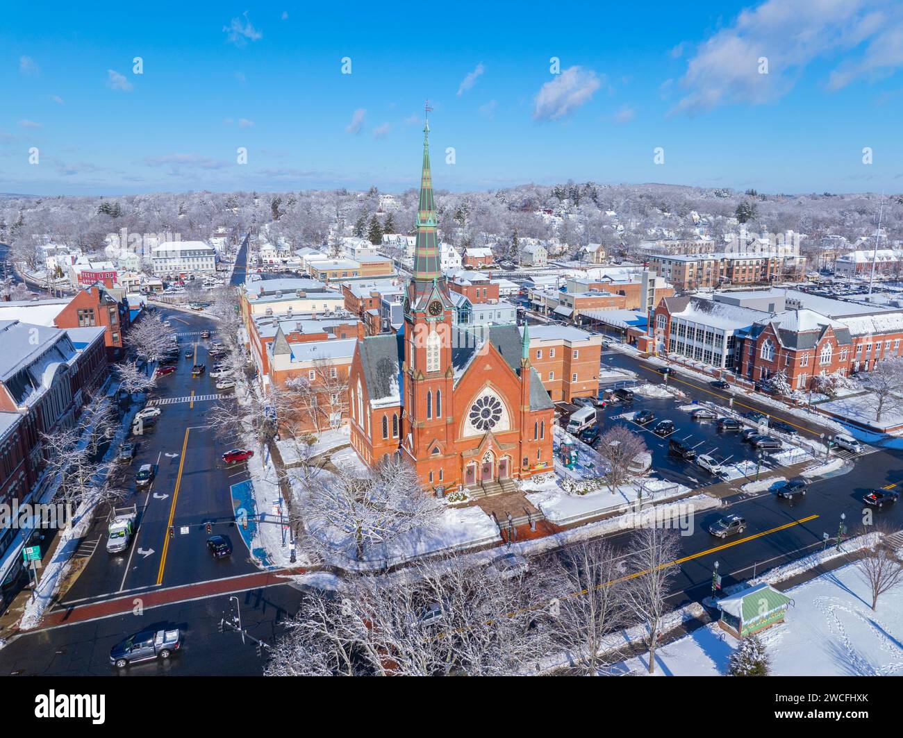 Vista aerea della prima chiesa congregazionale in inverno con la neve al 2 e Central Street nel centro storico di Natick, Massachusetts, USA. Foto Stock