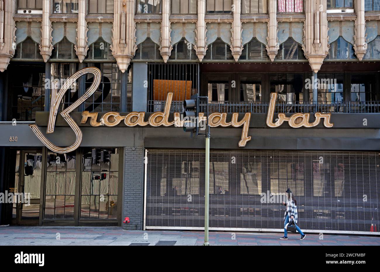 Scena stradale del centro con cartello per il Broadway Bar e dettagli architettonici art deco a Los Angeles, California, USA Foto Stock