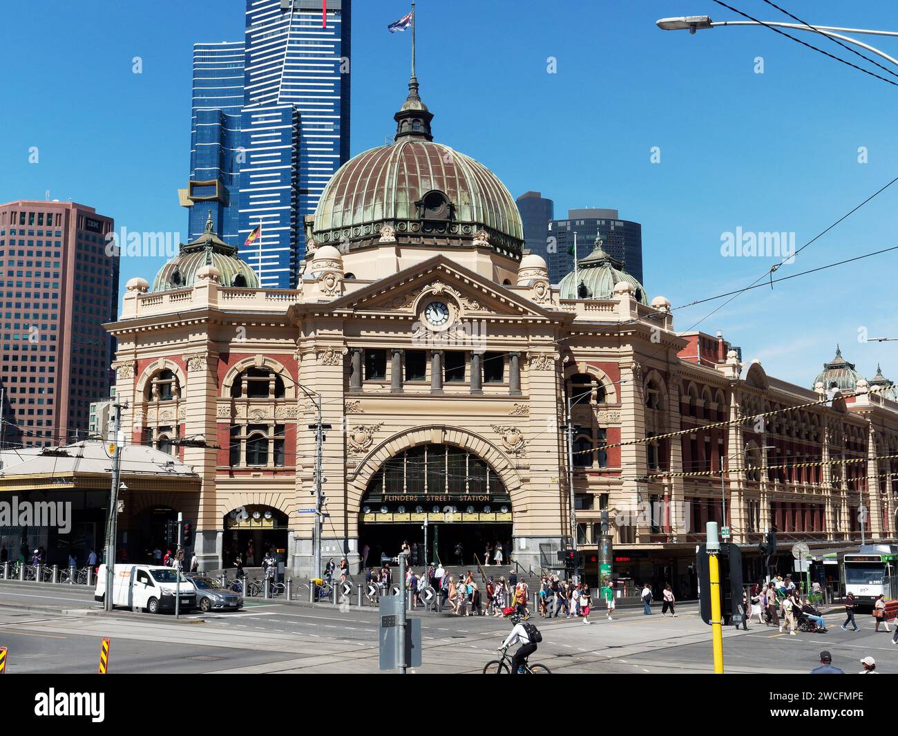 Vista frontale della stazione di Flinders Street situata all'angolo trafficato di Flinders Street e Swanston Street a Melbourne, Victoria, Australia. Foto Stock