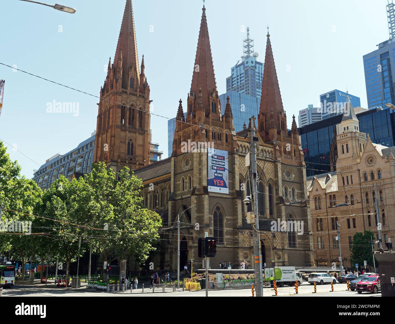 Vista della Cattedrale di St Paul situata all'angolo trafficato di Flinders e Swanston Street a Melbourne, Victoria, Australia Foto Stock