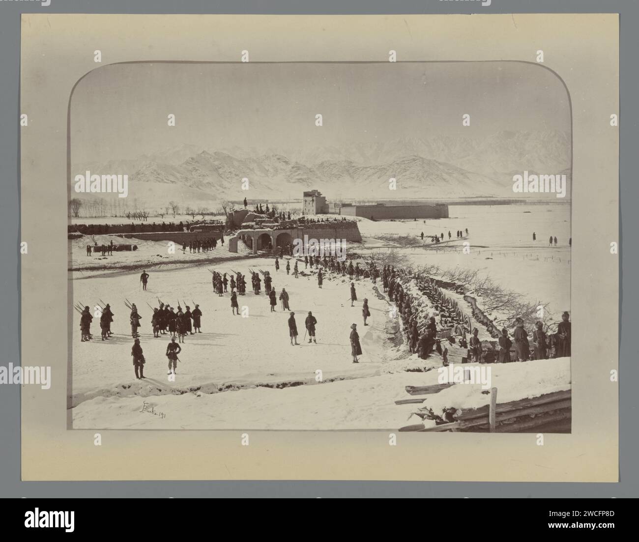 Unità dell'esercito in posizione durante l'inverno nella seconda guerra anglo-afghana, John Burke, 1879 Fotografia Kabul carta albumen stampa Warfare; affari militari. Assedio dello sherpur cantonment Kabul Foto Stock