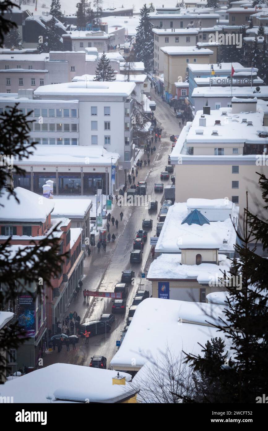 Davos, Svizzera. 15 gennaio 2024. Diversi veicoli VIP attraversano il centro di Davos. L'Assemblea Federale ha inoltre autorizzato l'impiego di fino a 5000 persone armate durante l'evento WEF della durata di una settimana che riunisce leader globali e industrie per plasmare il futuro del mondo. (Foto di Andy Barton/SOPA Images/Sipa USA) credito: SIPA USA/Alamy Live News Foto Stock