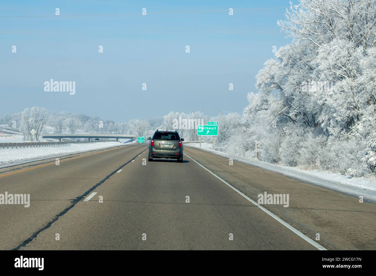 Faribault, Minnesota. Auto che scende lungo l'Interstate 35 dopo una nevicata fresca. Foto Stock