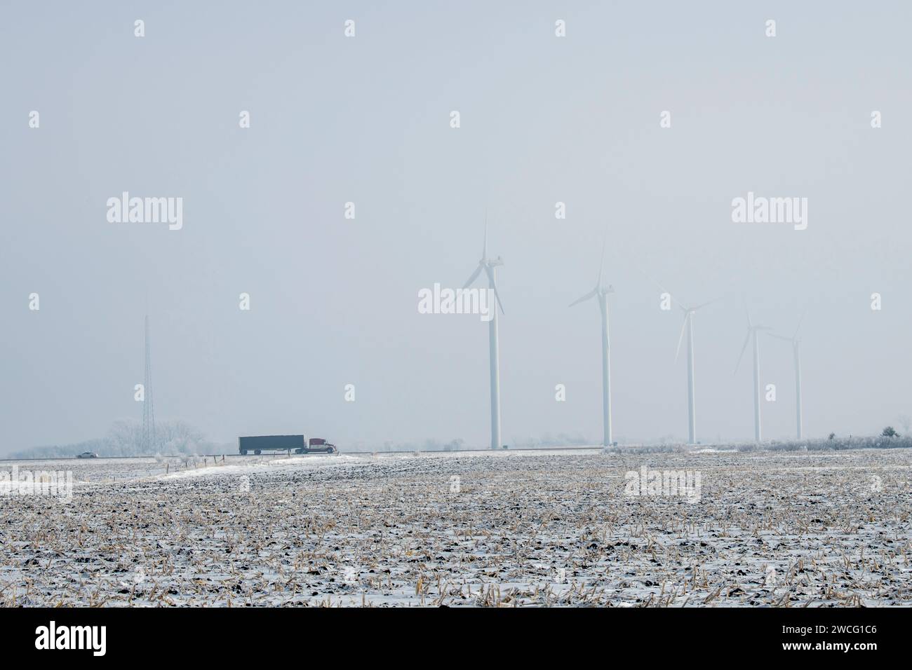 Joice, Iowa. Mulini a vento in inverno con camion che scivolano lungo l'Interstate. Foto Stock