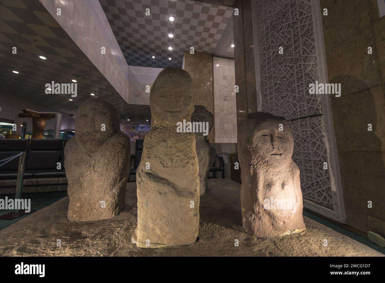 Tashkent, Uzbekistan - 23 giugno 2023: Antiche statue all'interno del museo di storia dell'Uzbekistan Foto Stock