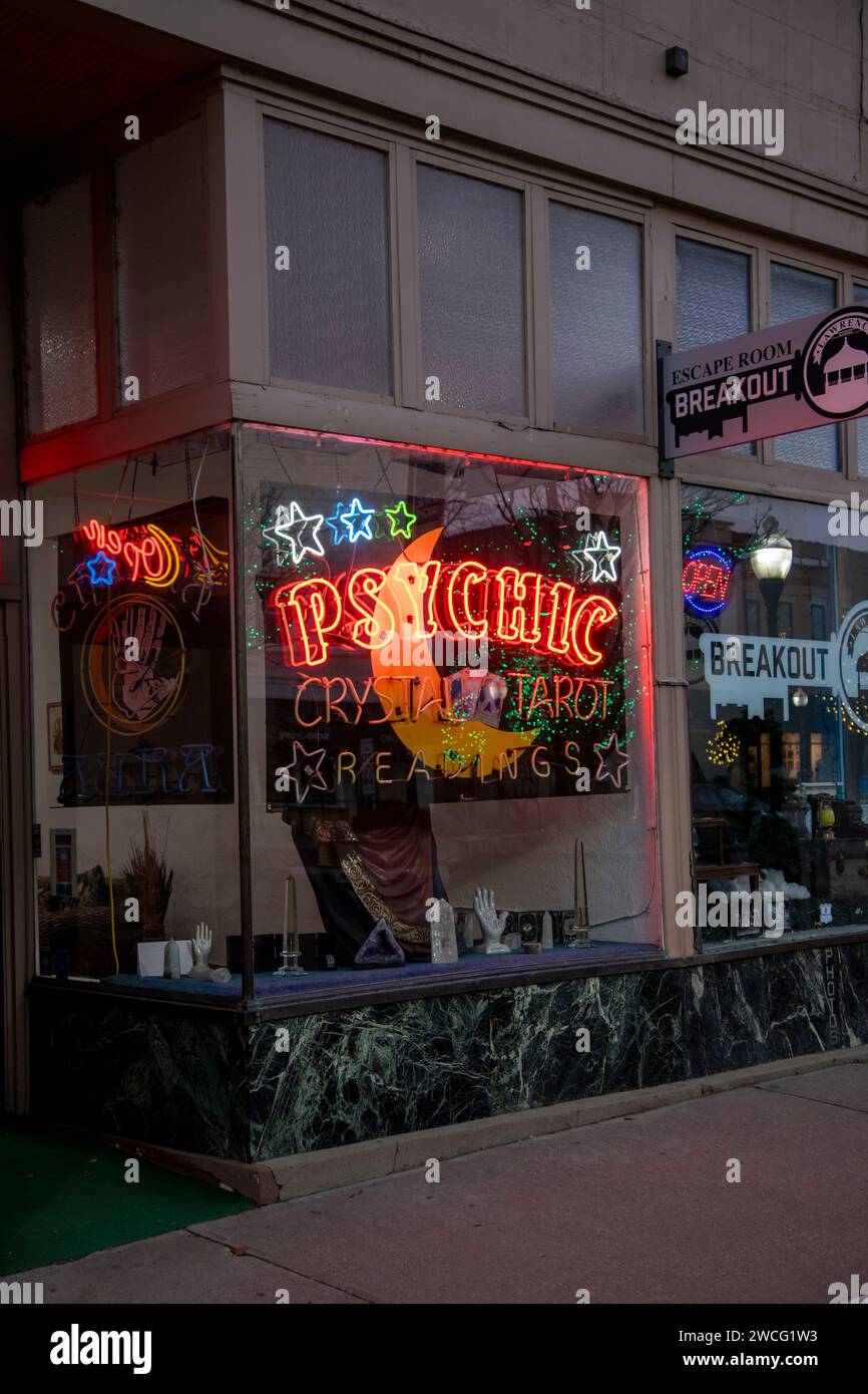 Lawrence, Kansas. Di notte, un'azienda psichica di proprietà locale sulla strada principale nel centro di Lawrence. Foto Stock