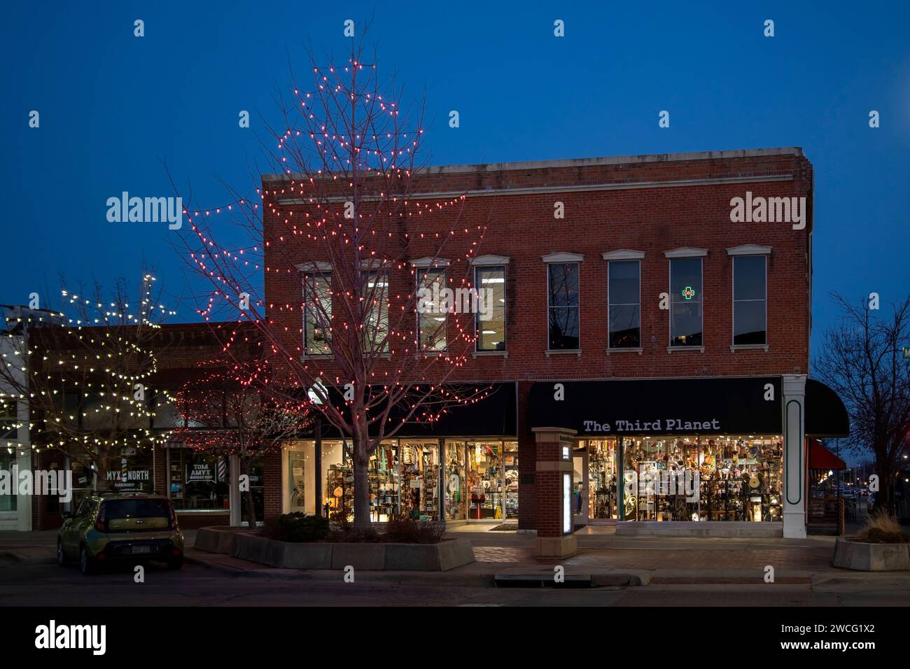 Lawrence, Kansas. Aziende locali sulla strada principale. Il centro di Lawrence è arredato per le vacanze. Foto Stock