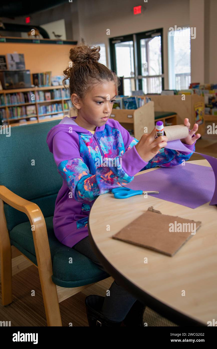 Kansas City, Kansas. Bambina bi-razziale di nove anni che lavora con carta da costruzione presso la Biblioteca F. L. Schlagle e il Centro di apprendimento ambientale. E' vero Foto Stock
