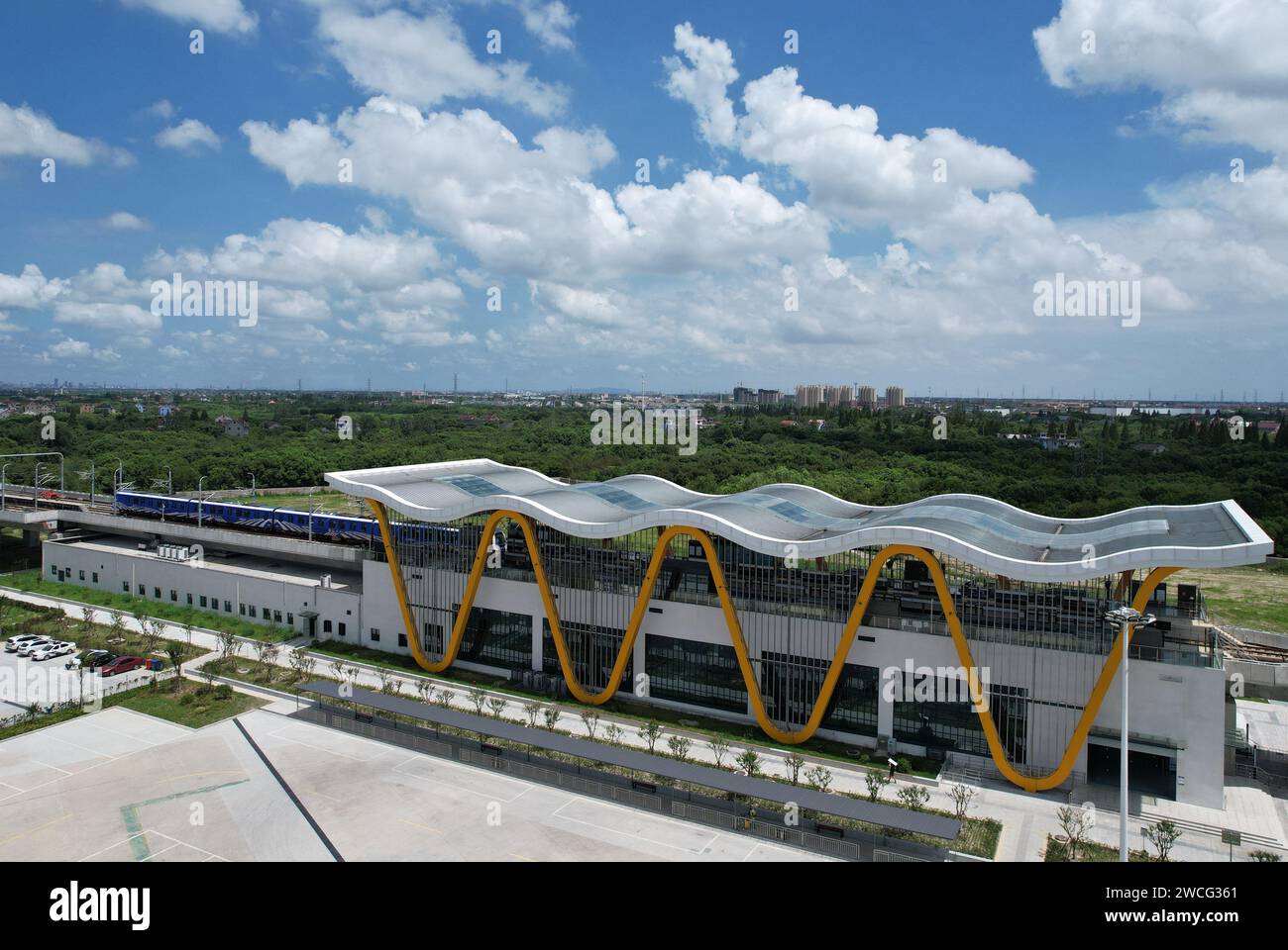 HANGZHOU, CINA - 6 AGOSTO 2021 - un treno Intercity corre sulla Hangzhou-Haining Intercity Rail a Hangzhou, provincia dello Zhejiang, Cina, 6 agosto 2021. Foto Stock