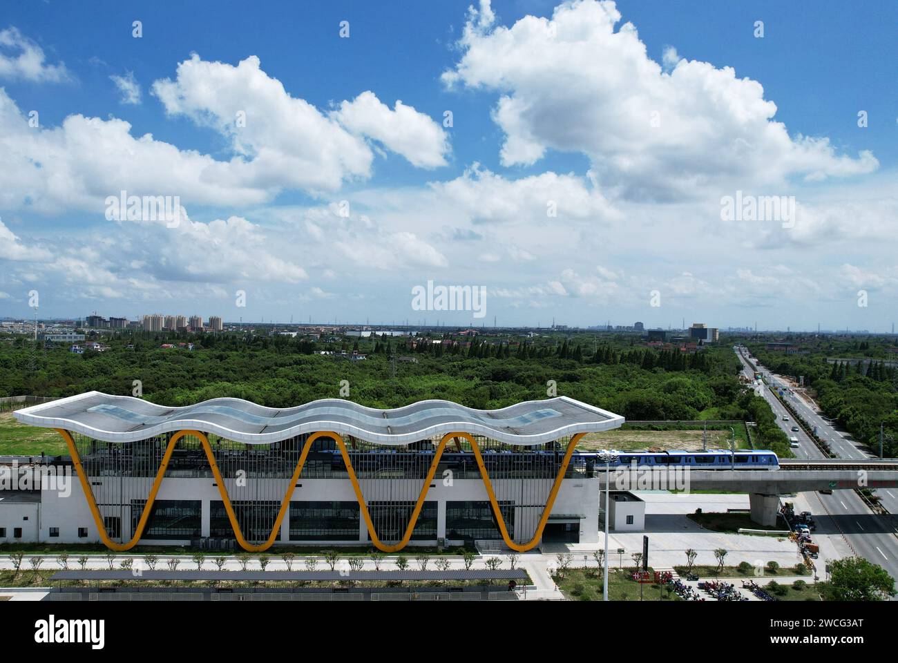 HANGZHOU, CINA - 6 AGOSTO 2021 - un treno Intercity corre sulla Hangzhou-Haining Intercity Rail a Hangzhou, provincia dello Zhejiang, Cina, 6 agosto 2021. Foto Stock