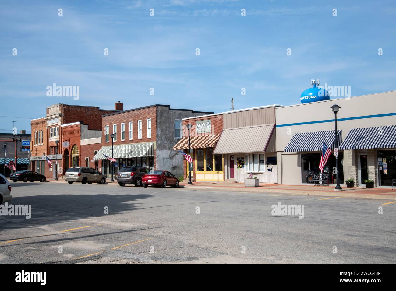 Montezuma, Iowa, la città dei monumenti. È il capoluogo della contea di Poweshiek. Una delle strade principali che mostra le aziende locali. Foto Stock