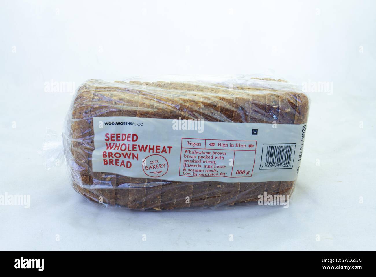 Johannesburg, Sud Africa - un pane di semi bruni di Woolworths Food isolato su uno sfondo chiaro con spazio per le copie Foto Stock