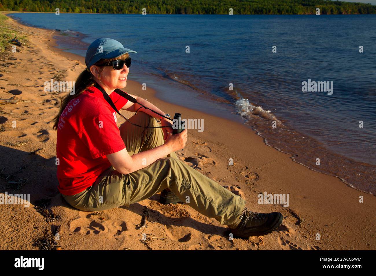 Escursionista presso la spiaggia sul lago Superiore, Bayview Park, Bayview, Wisconsin Foto Stock