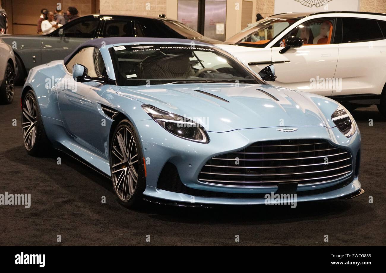 Philadelphia, Pennsylvania, Stati Uniti - 14 gennaio 2024 - Un colore azzurro della Aston Martin DB12 Coupé V8 2024 Foto Stock