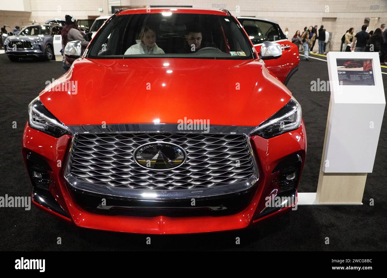 Philadelphia, Pennsylvania, Stati Uniti - 14 gennaio 2024 - Un colore rosso brillante del SUV Infinity QX55 del 2024 Foto Stock