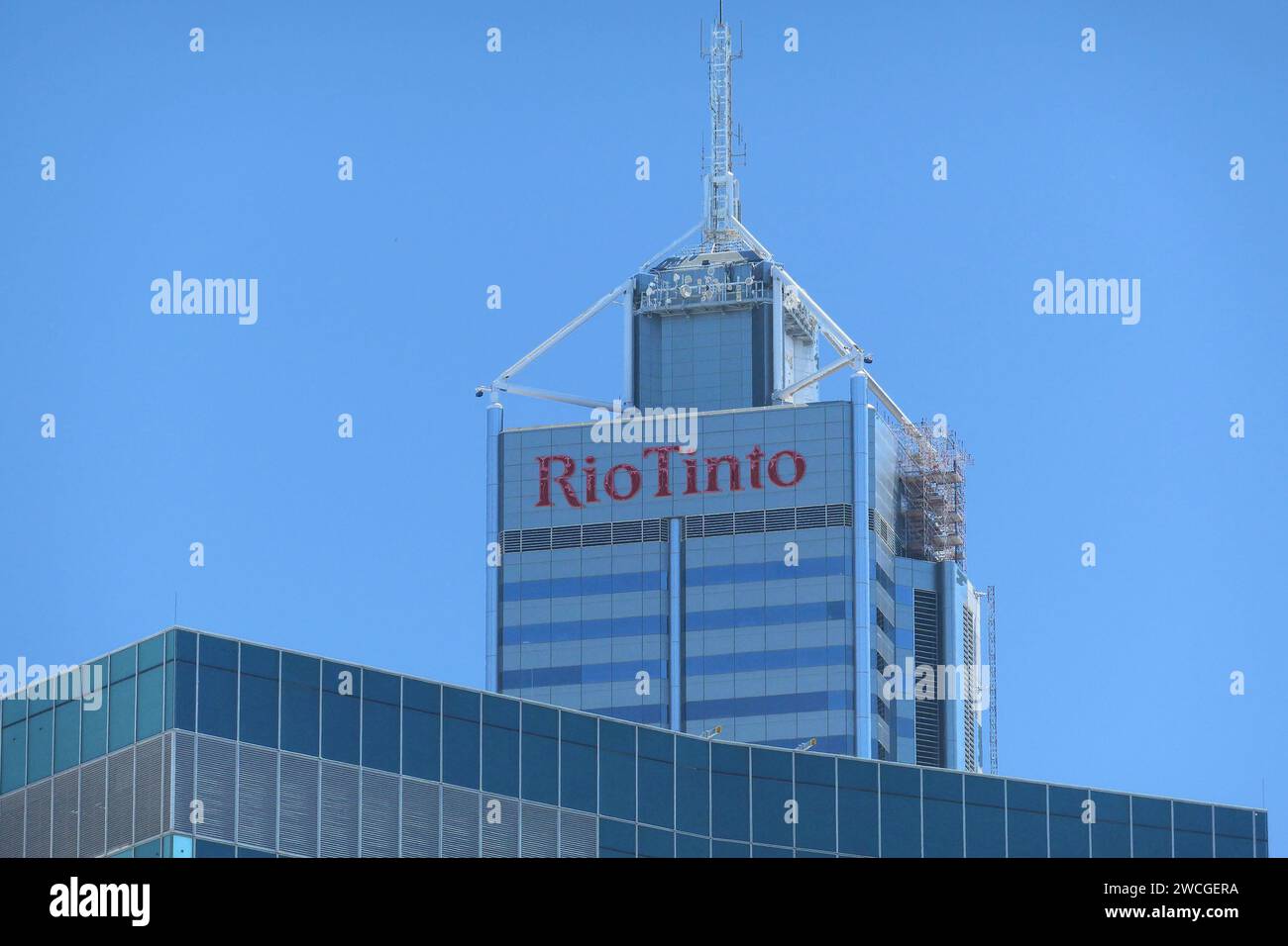 Vista del logo della società mineraria Rio Tinto visto in cima a un alto edificio cittadino a Perth WA Australia. Foto Stock
