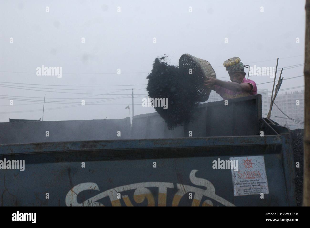 Dhaka, Bangladesh. 16 gennaio 2024. Un lavoratore carica un camion da consegna in un mercato all'ingrosso di carbone a Dacca. (Immagine di credito: © MD Mehedi Hasan/ZUMA Press Wire) SOLO USO EDITORIALE! Non per USO commerciale! Foto Stock