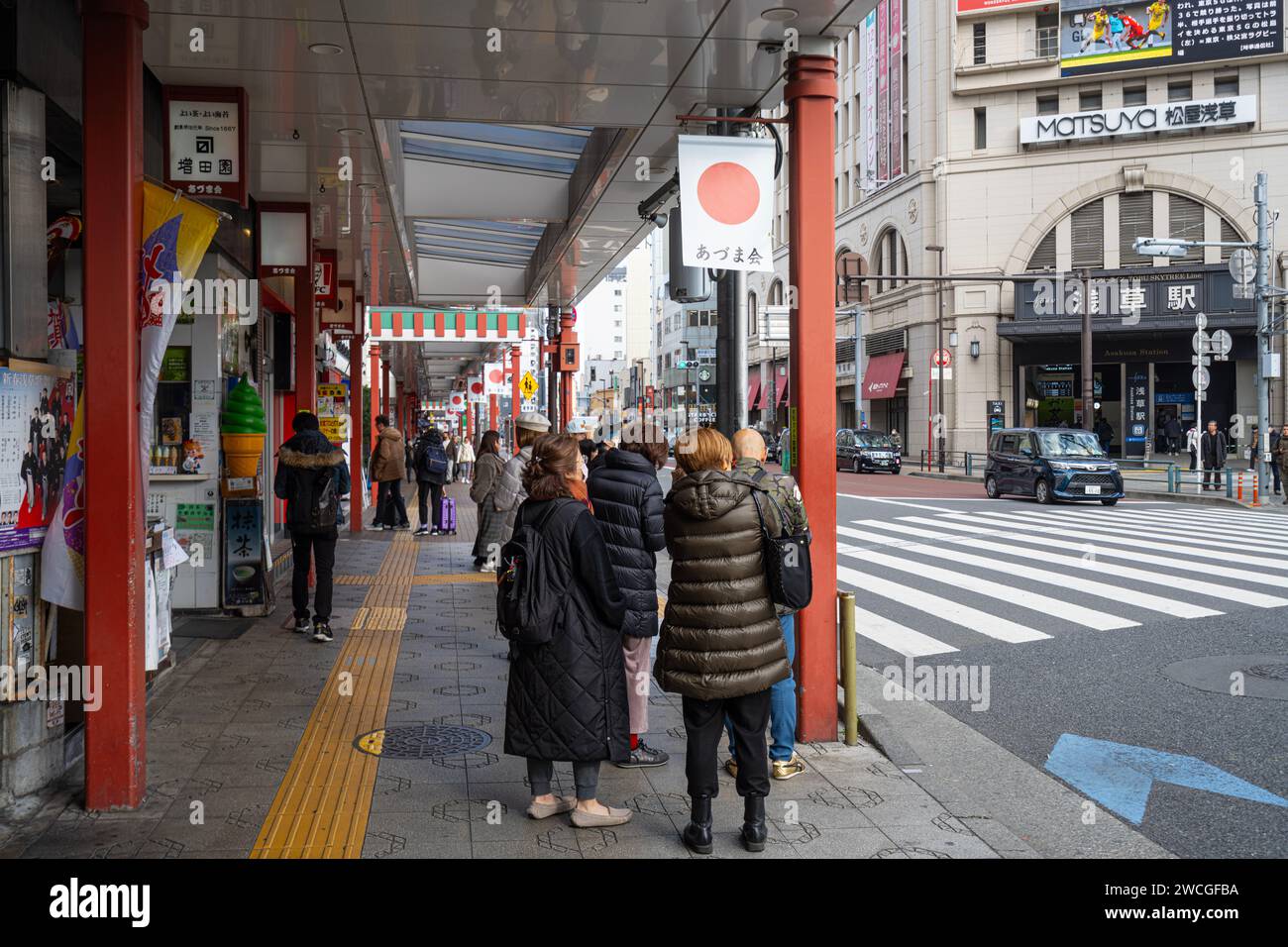 Tokyo, Giappone. Gennaio 2024. Vista esterna dell'entrata della stazione della metropolitana di Asakusa nel centro della città Foto Stock