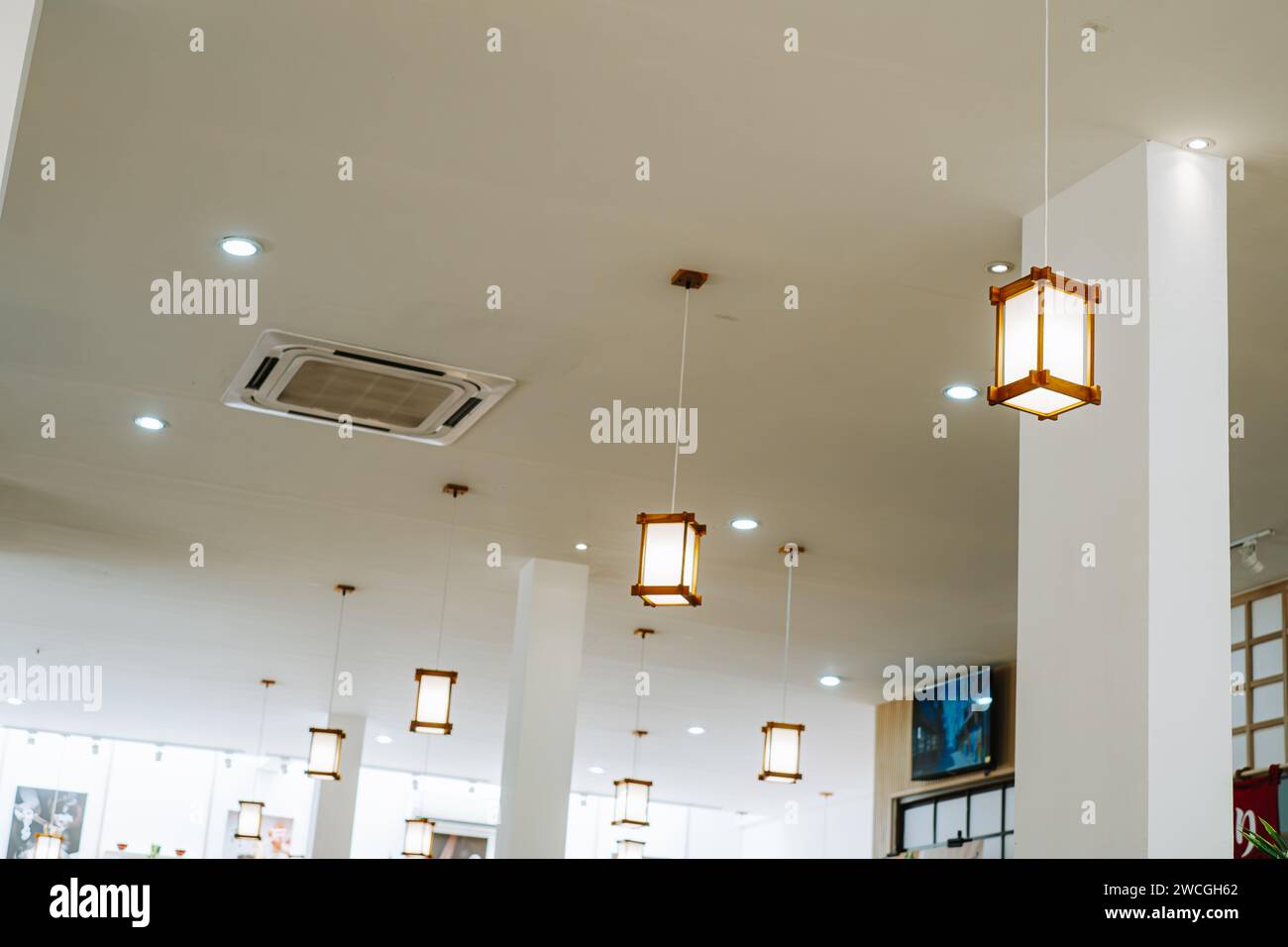 Interni moderni con molte lampade a sospensione in legno di stile giapponese. Foto Stock