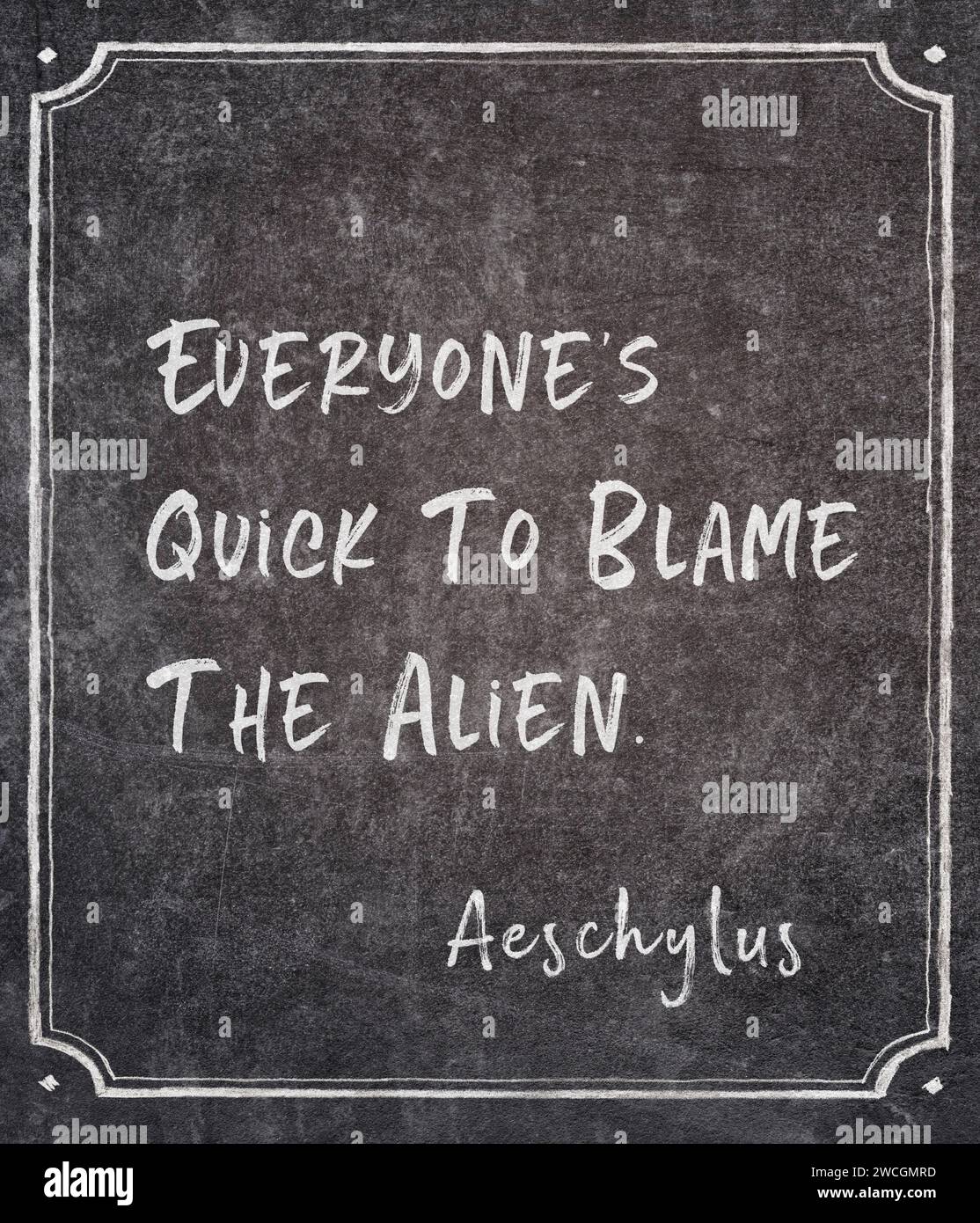 Tutti sono pronti a incolpare l'alieno - l'antico scrittore tragedista greco Eschilo citazione scritta su una lavagna incorniciata Foto Stock