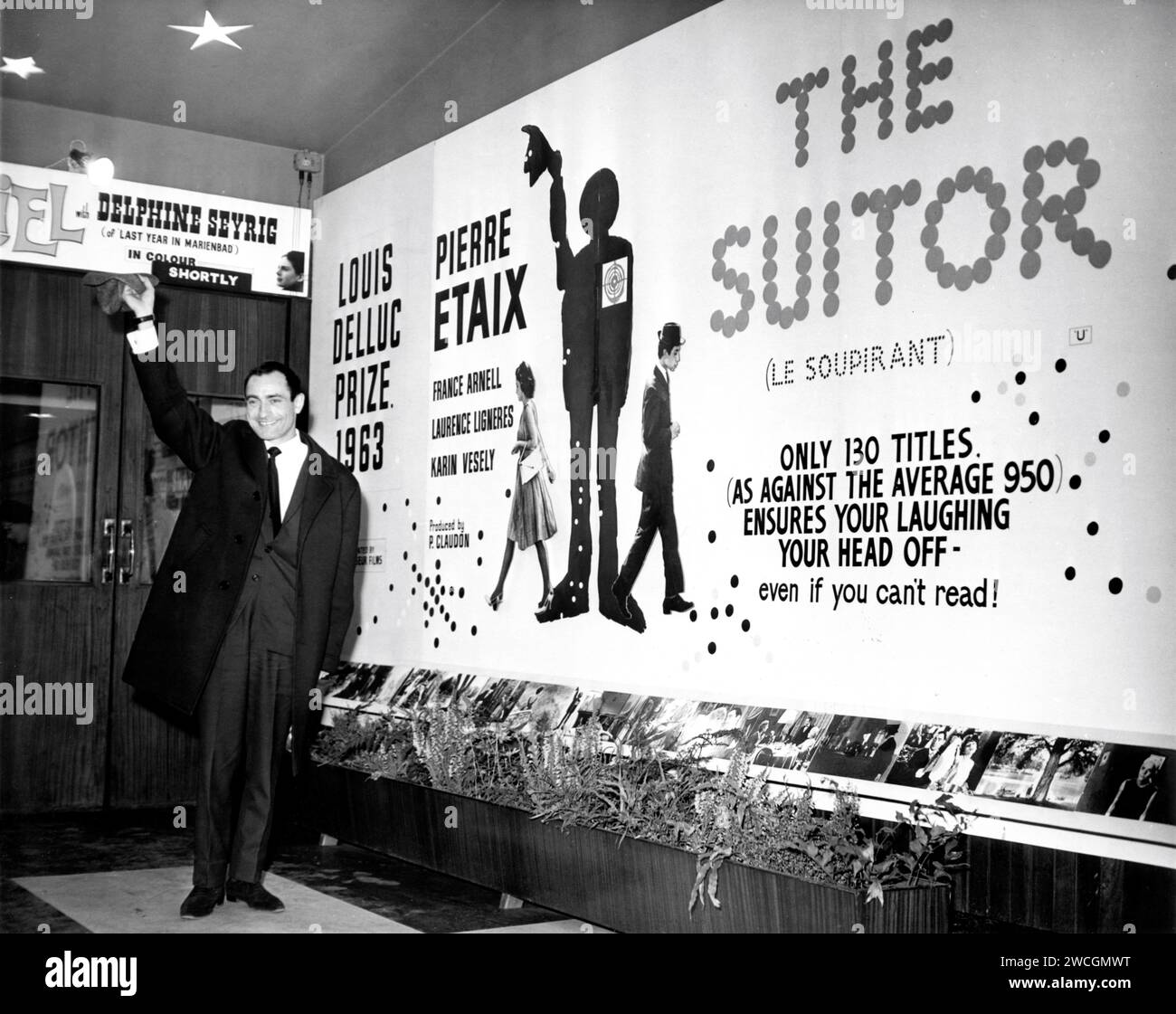 Regista / scrittore / Star PIERRE ETAIX a Londra inaugurazione nel 1963 del THE SUITOR / LE SOUPIRANT 1962 regista PIERRE ÉTAIX scrittori Pierre Etaix e Jean-Claude Carriere C.A.P.A.C. / Cocinor / Copra Films / Connoisseur Films (nel Regno Unito) Foto Stock