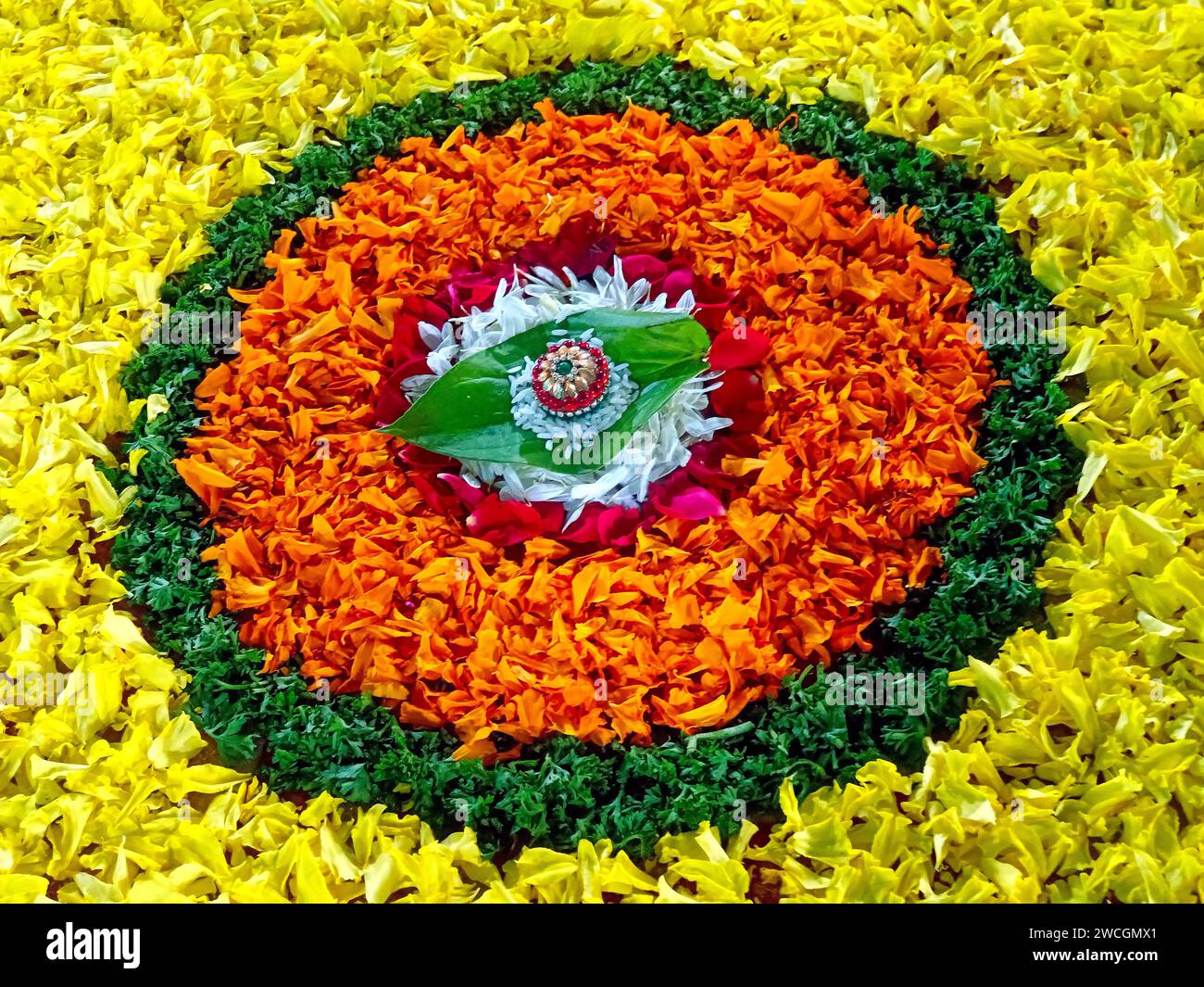 Decorazioni in betel e foglie, decorazione dei fiori di Saptapadi, matrimonio indù, Saptapadi, noto anche come Sagnik Saptapadi, è una delle più importanti H Foto Stock Decorazioni in betel e foglie, decorazione dei fiori di Saptapadi, matrimonio indù, Saptapadi, noto anche come Sagnik Saptapadi, è una delle più importanti H Foto Stock