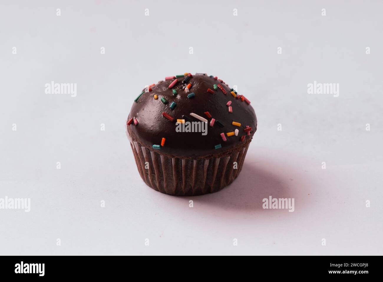 Tortini al cioccolato con spugne su sfondo bianco HD Foto Stock
