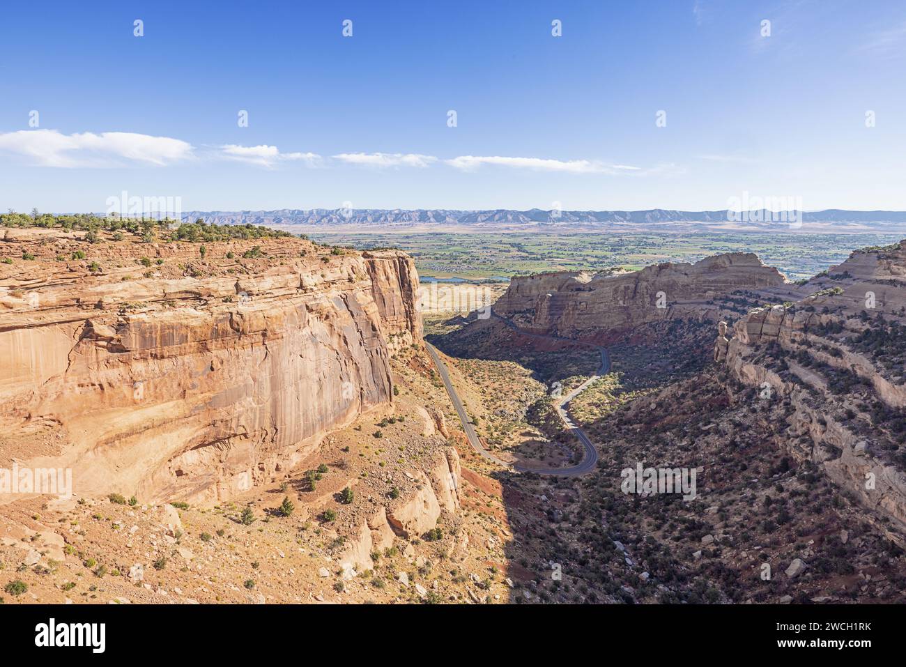 Ammira il Fruita Canyon, visto dal Historic Trails View nel Colorado National Monument con Balanced Rock sul lato destro Foto Stock