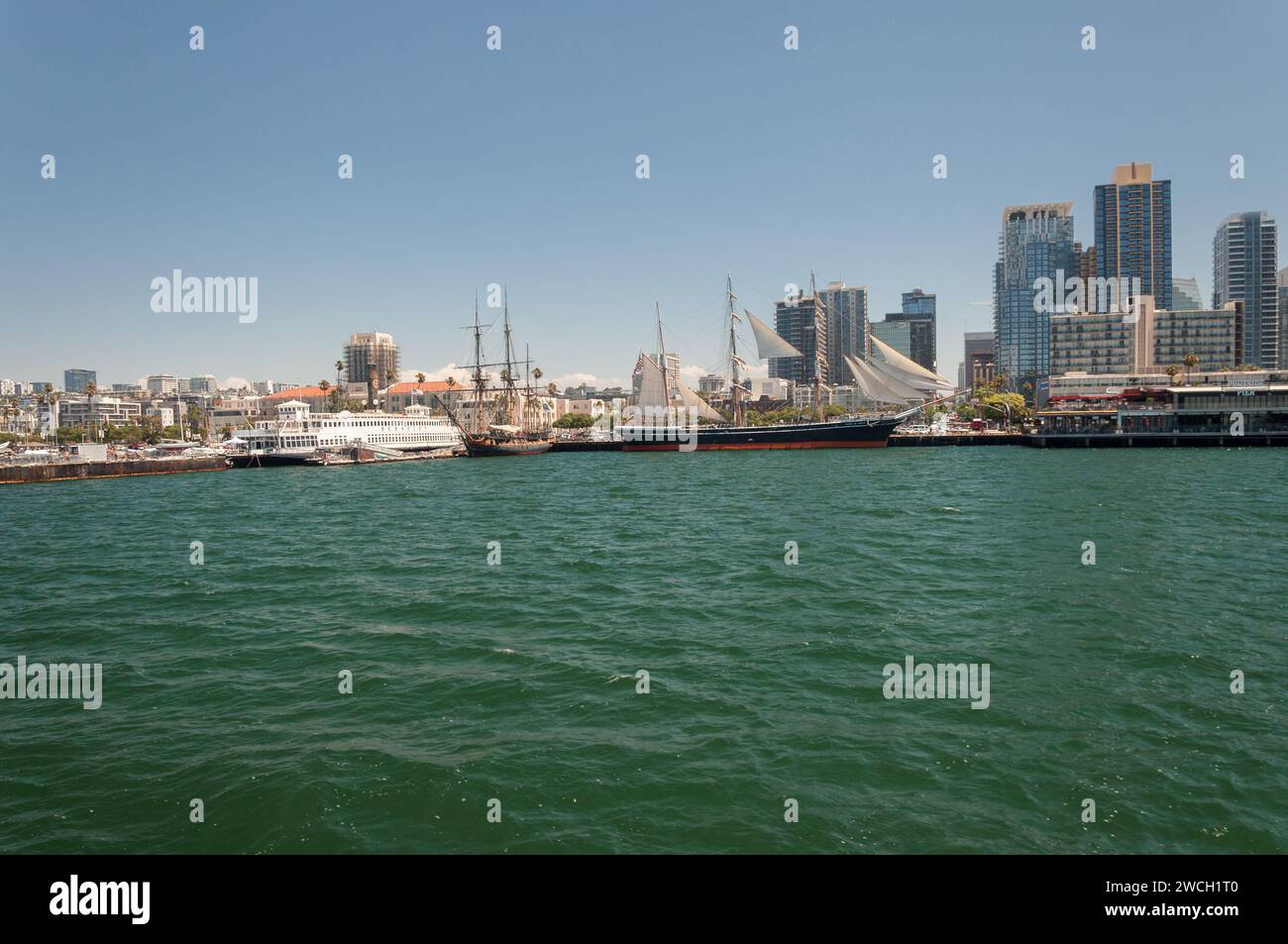 San Diego, California, USA – 17 agosto 2023. Lo skyline del centro di San Diego e il Museo marittimo con navi storiche viste dall'oceano Foto Stock