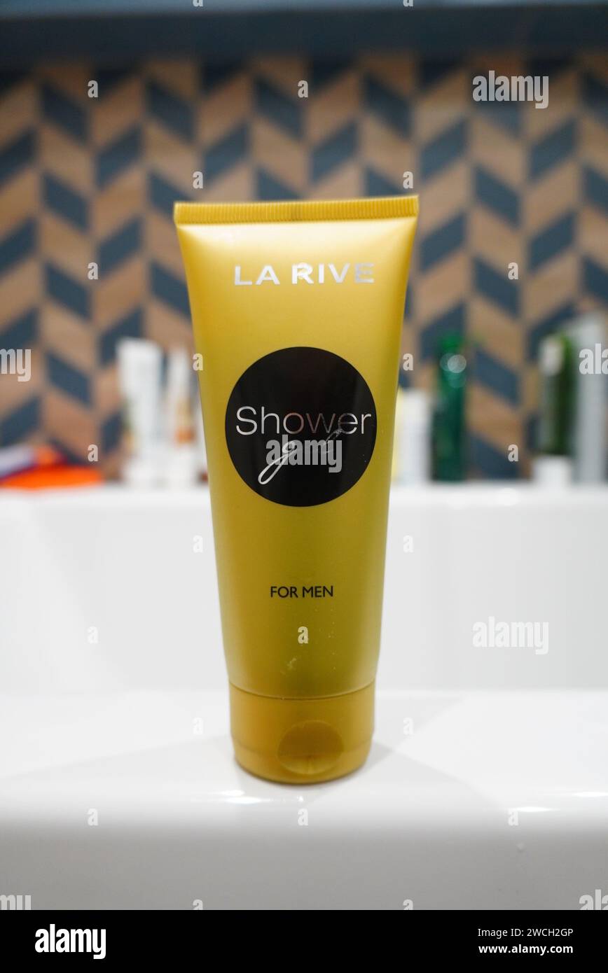 Un tubo giallo brillante ricco di shampoo di alta qualità, che lascia i capelli lussuosamente puliti e lisci come la seta Foto Stock