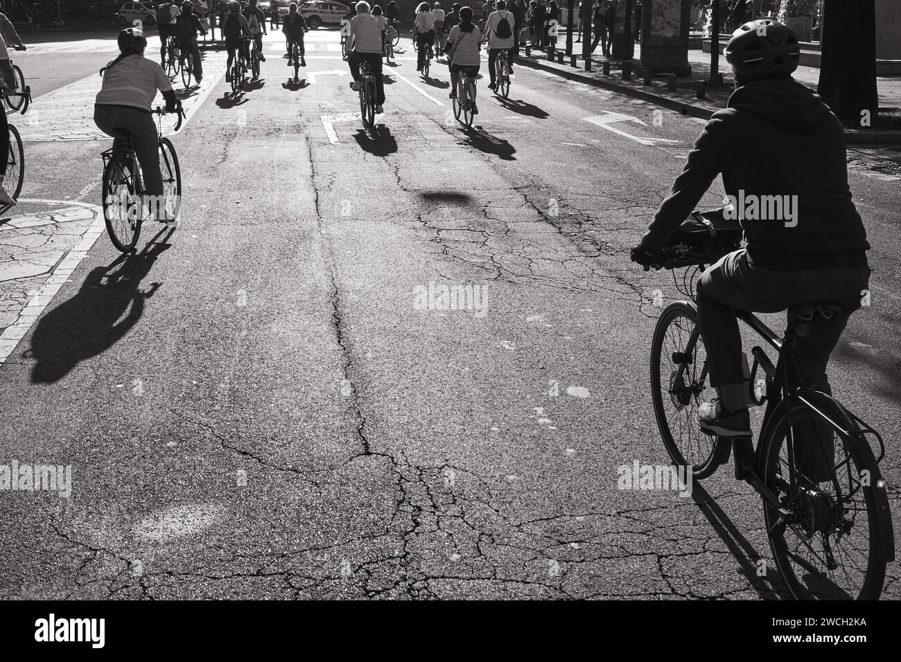 I ciclisti si divertono a fare un giro panoramico, incarnando uno stile di vita attivo ed ecologico. Divertimento sano su due ruote. Foto Stock